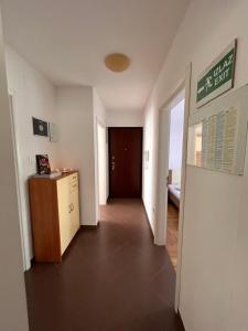 una habitación vacía con un pasillo con una puerta a una habitación en Apartment Agata, en Trogir
