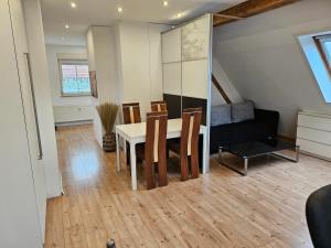 ein Esszimmer mit einem weißen Tisch und Stühlen in der Unterkunft Apartment Home 3 in Schwabach