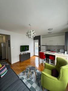 Μια τηλεόραση ή/και κέντρο ψυχαγωγίας στο Apartman Green City with garage