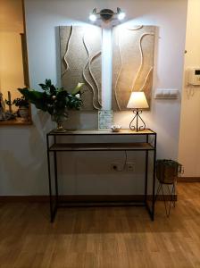 einen Glastisch mit einer Lampe in einem Zimmer in der Unterkunft As Conchas in Vilagarcia de Arousa