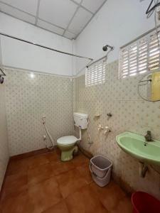 een badkamer met een toilet en een wastafel bij Resort Green Earth in Tajpur