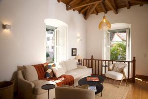 伊兹拉Mansion Veranda的带沙发和椅子的客厅