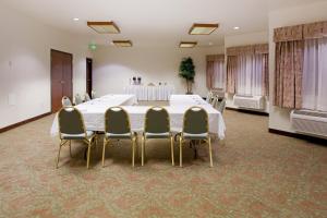 uma sala de conferências com uma mesa longa e cadeiras em Holiday Inn Express & Suites Colorado Springs-Airport, an IHG Hotel em Colorado Springs
