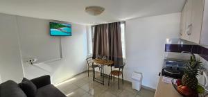 TV a/nebo společenská místnost v ubytování Primordial Apartment