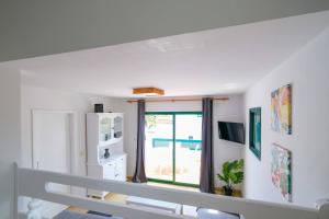 een witte kamer met een raam en een trap bij Duplex Beach & Pool, La Palma in Los Cancajos