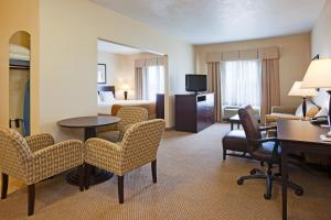 pokój hotelowy z łóżkiem, stołem i krzesłami w obiekcie Holiday Inn Express Hotel & Suites Sioux Falls-Brandon by IHG w mieście Brandon