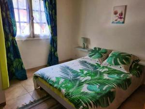 Katil atau katil-katil dalam bilik di Maison de 2 chambres avec terrasse et wifi a Hell Bourg