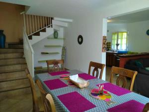 comedor con mesa y mantel púrpura en Maison de 2 chambres avec terrasse et wifi a Hell Bourg, en Hell-Bourg
