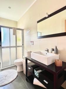 a bathroom with a sink and a toilet at Vista Montanha in Madalena