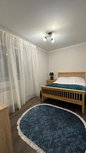 um quarto com uma cama e um tapete grande em Apartment for rent in Căușeni em Căuşeni
