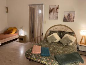 ein Schlafzimmer mit einem Bett mit Kissen darauf in der Unterkunft T2 plein centre au 1er étage avec parking privé in Millau