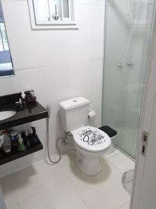 特拉曼達伊的住宿－Apartamento centralizado à poucas quadras do mar.，白色的浴室设有卫生间和淋浴。