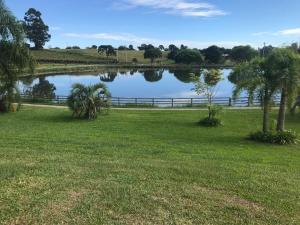 vista su un lago con palme e recinzione di Cabana parque ad Antônio Prado