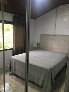 ein Schlafzimmer mit einem Bett in einem Zimmer in der Unterkunft Cabana parque in Antônio Prado