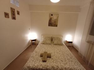 1 dormitorio con 1 cama con 2 toallas en Bel appart F2 Orly aéroport, en Paray-Vieille-Poste