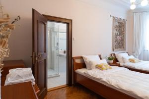 a bedroom with two beds and a walk in shower at NEU - 4 Zimmer, 4 Betten, 5 Min zum HBF, Terrasse, 160qm in Augsburg