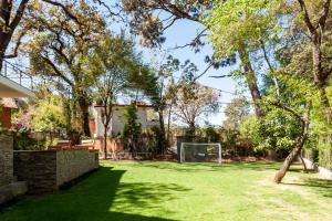 Zahrada ubytování Casa con amplia terraza y jacuzzi en Avándaro