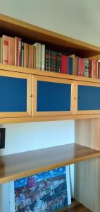 uma estante de livros de madeira com livros sobre ela em Il Cortile em Brugherio