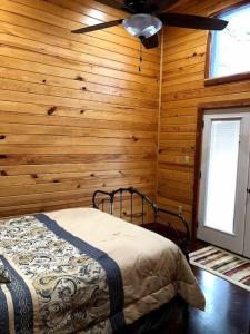 AllianceにあるBay Dreamer Custom Lakefront House, Boathouse andの木製の壁のベッドルーム1室