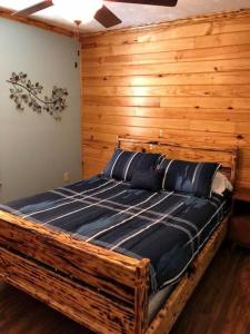 AllianceにあるBay Dreamer Custom Lakefront House, Boathouse andの木製の壁のドミトリールームのベッド1台分です。