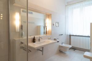 ein Bad mit einem Waschbecken und einem WC in der Unterkunft NEU - 6 Personen, 4 Zimmer, 5 Min zum HBF, 160qm in Augsburg
