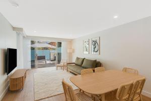 TV a/nebo společenská místnost v ubytování Eden Apartments Unit 102