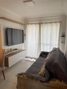 een slaapkamer met een bed en een flatscreen-tv bij APTO NOVO E COMPLETO em OLINDA in Olinda