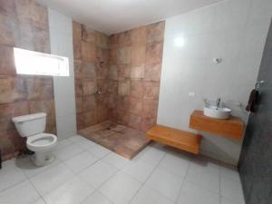 a bathroom with a toilet and a sink at Casa muy espaciosa y cómoda in Delicias