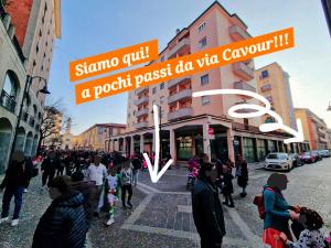 科爾西科的住宿－FUORI dal COMUNE，一群人沿着城市街道走着