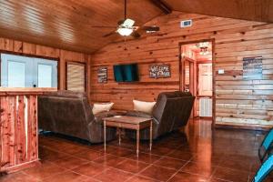 een woonkamer met 2 stoelen en een tafel bij Cozy lakefront cabin with boat house and ramp on T in Alliance