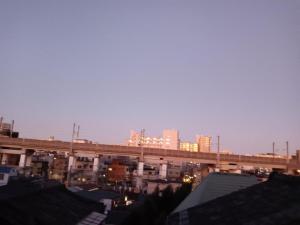 uma vista para uma cidade com uma ponte e edifícios em Tokyo downtown芍藥莊 em Tóquio