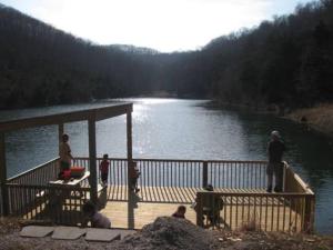 eine Gruppe von Menschen, die auf einem Dock in der Nähe eines Sees stehen in der Unterkunft Free Daily Silver Dollar City Tickets & other Branson attractions! Cozy Branson Condo, Lower level, WALK-IN in Reeds Spring