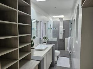 y baño con lavabo, aseo y ducha. en Hotel San Jeronimo Armenia, en Armenia