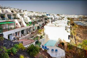 eine Luftansicht einer Stadt mit weißen Gebäuden in der Unterkunft Casa Martín in Puerto del Carmen + 2 Fotos