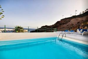 ein Swimmingpool mit Blick auf das Meer in der Unterkunft Casa Martín in Puerto del Carmen