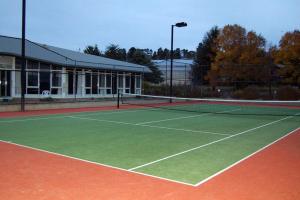 Una cancha de tenis con una raqueta de tenis sobre ella en Horizons 315/10 Kosciuszko Road, en Jindabyne