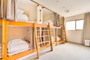 מיטה או מיטות קומותיים בחדר ב-Hostel OGK mix domitory room "not studio just shared room"- Vacation STAY 69328v
