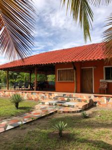 una casa con techo rojo en Casa pacifico, en Las Lajas