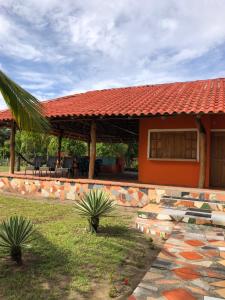 een huis met een rood dak en een patio bij Casa pacifico in Las Lajas