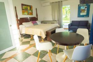 1 dormitorio con 1 cama, mesa y sillas en Casita Mami, en Arecibo