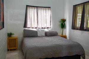 1 dormitorio con cama y ventana en Joseph Retreat, en Avarua