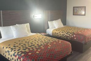 una piccola camera d'albergo con due letti di Econo Lodge Calhoun South a Calhoun