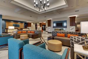 um átrio com sofás e cadeiras num hotel em Drury Plaza Hotel Richmond em Glen Allen