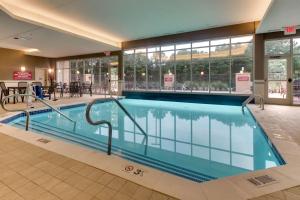 uma grande piscina no átrio do hotel em Drury Plaza Hotel Richmond em Glen Allen