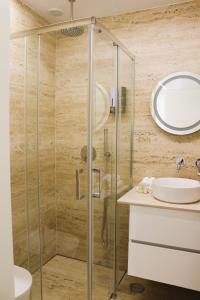 uma cabina de duche em vidro na casa de banho com um lavatório em G 0.8 - G.oogle Nest Smart House em Braga