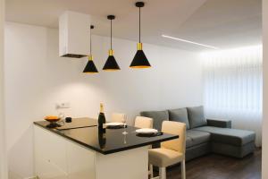 uma cozinha e sala de estar com uma mesa e um sofá em G 0.8 - G.oogle Nest Smart House em Braga