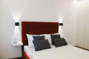 a bed with black and white pillows and two lamps at G 0.8 - G.oogle Nest Smart House in Braga