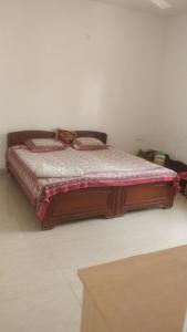 ein Schlafzimmer mit einem Bett in einem Zimmer in der Unterkunft Gardenia Groove Villa, Ramky Discovery City in Maisaram