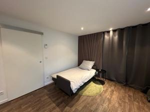 a small bedroom with a bed and a table at Modern 2 Bedroom Apartment near train station in Eichwäldchen