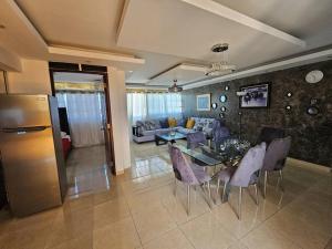 eine Küche und ein Esszimmer mit einem Tisch und Stühlen in der Unterkunft Penthouse con Jacuzzy en Santo Domingo in Cancino
